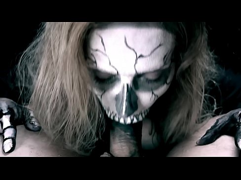 ❤️ Demon djevojka siše kurac svojim crnim ustima i guta spermu. ️ Jebeni video kod nas ❌️❤